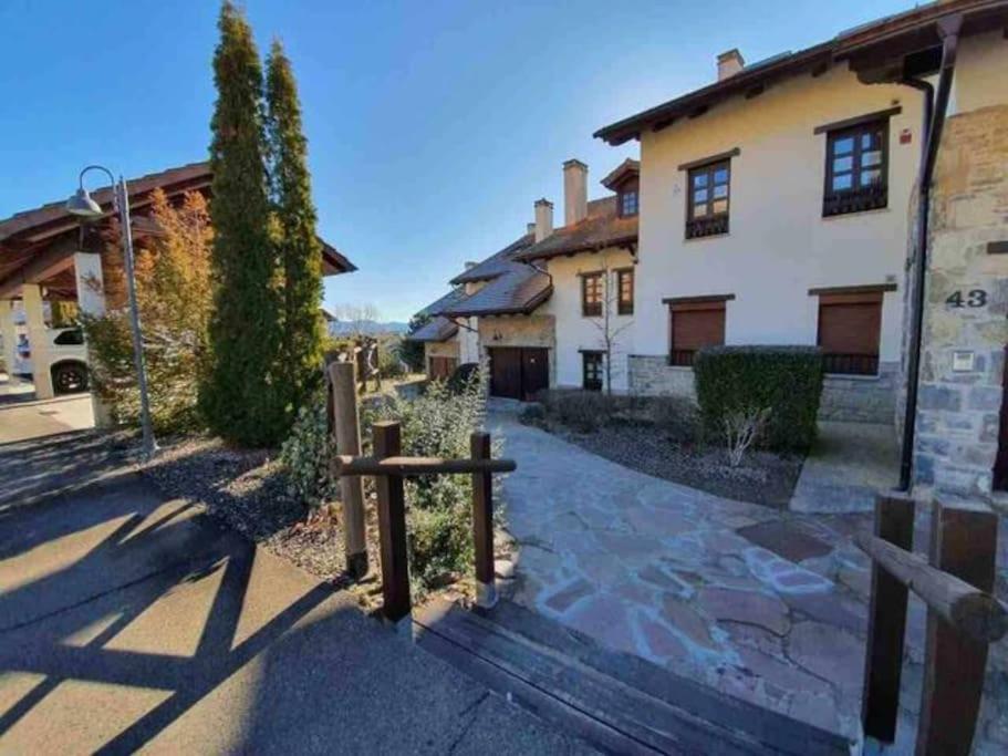 Un Encanto De Duplex Jaca Exterior photo